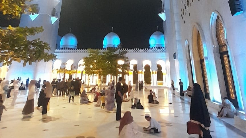 Masjid Zayed, Surakarta: Megah Arsitekturnya, Lembut Pesannya