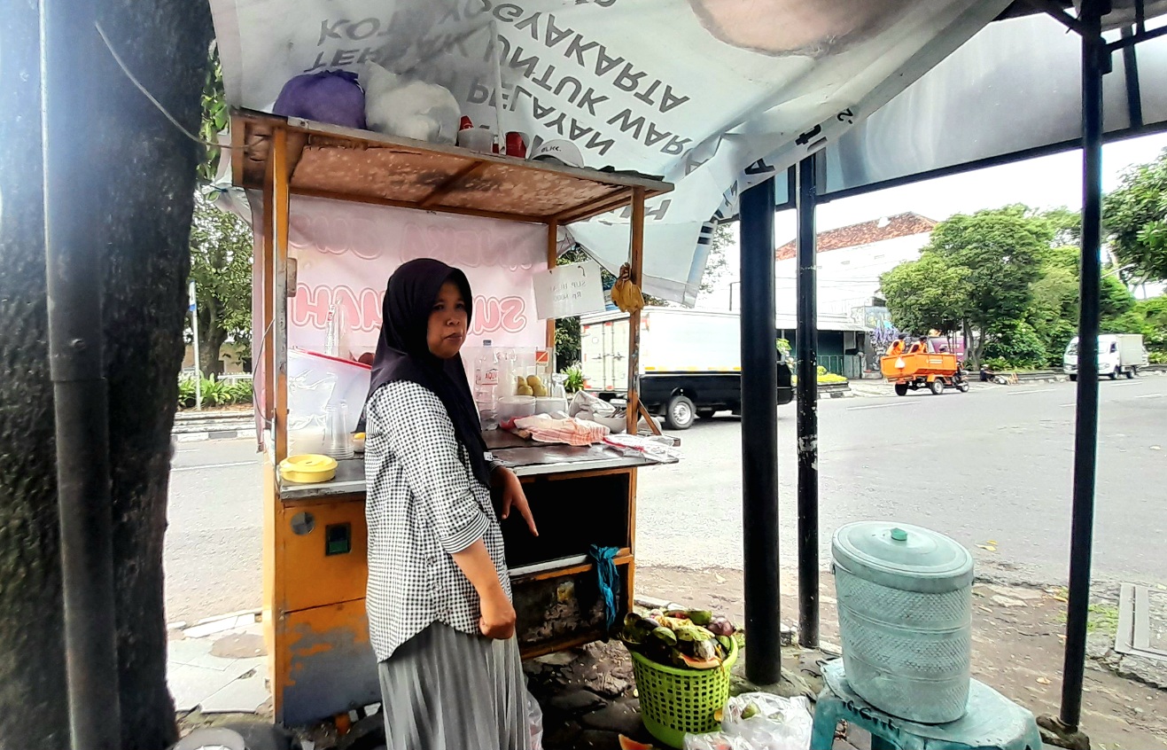 Sejuk di Tengah Riuh Kota: Sup Buah Bu Wajar, Manisnya Bertahan 20 Tahun di Mantrijeron
