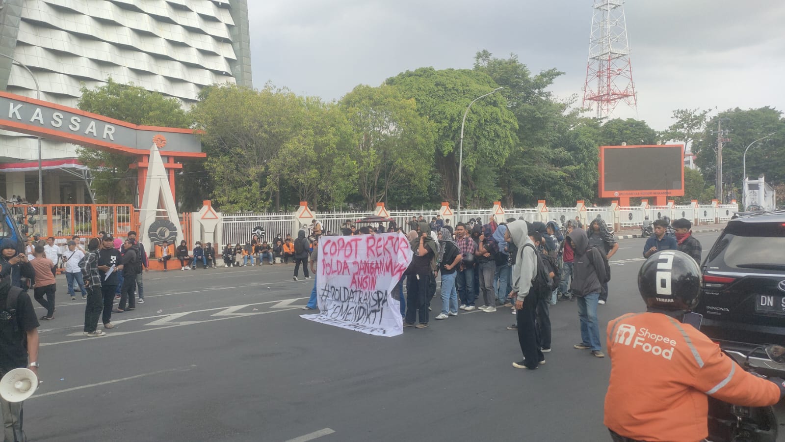 Gelar Aksi di Kampus Phinisi, Mahasiswa Desak Mendiktisaintek Copot Rektor UNM