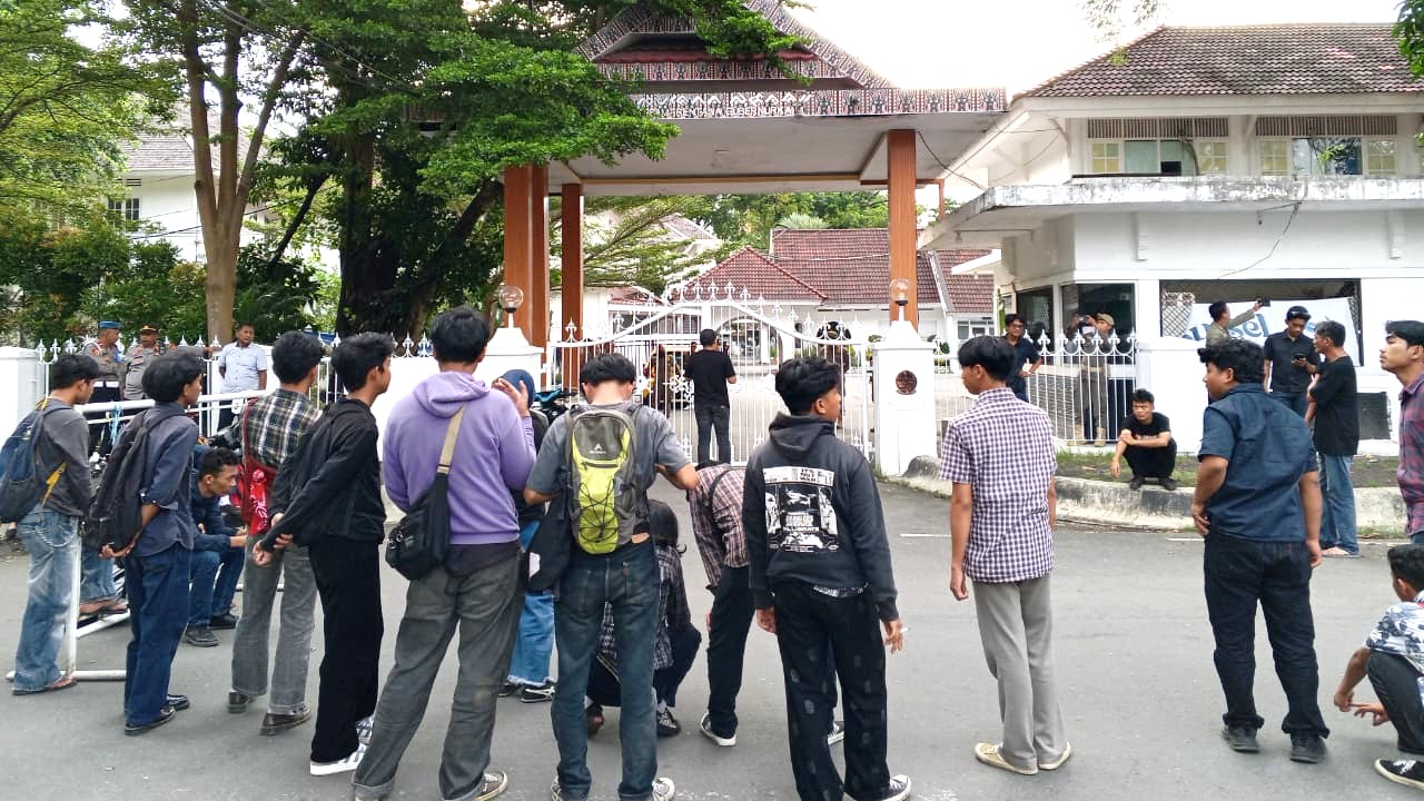 Demo Depan Rujab Gubernur Sulsel, KPRM Desak Evaluasi Kadis Kebudayaan dan Kepariwisataan