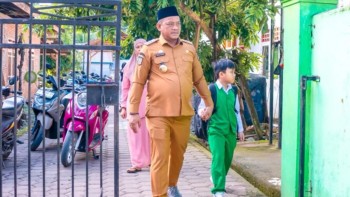 Patahudding; Antar Anak Ke Sekolah Dan Upacara Bendera