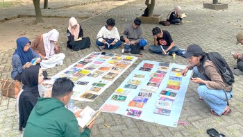 Menghidupkan Literasi Dari Tikar Dan Buku