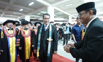 Mentan Amran Sulaiman Di Wisuda UNM: “Jadilah Berlian, Bukan Pecundang”